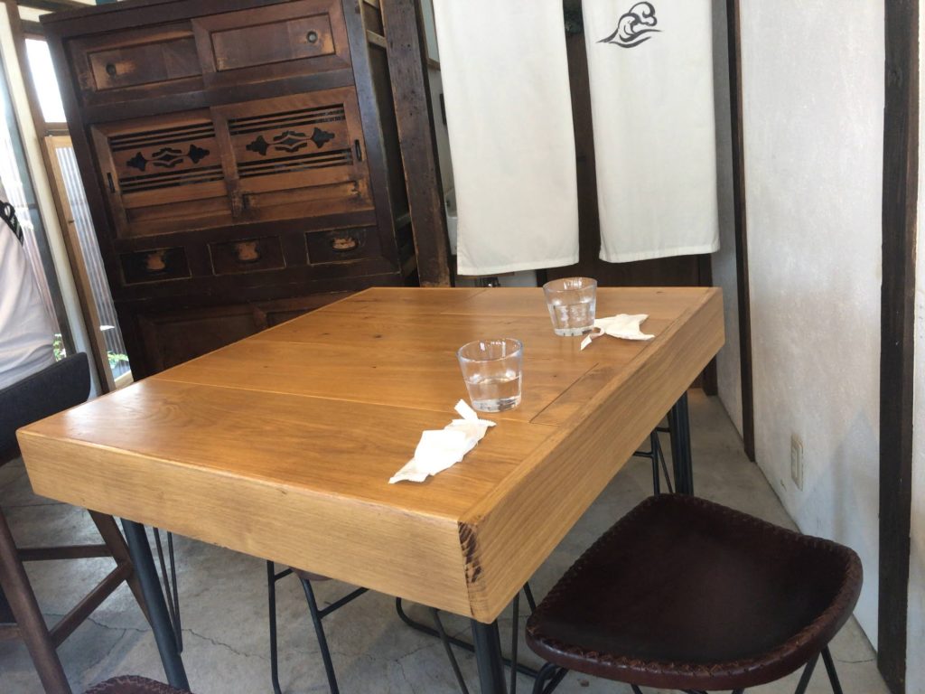 古民家カフェ七海の木面調のテーブル