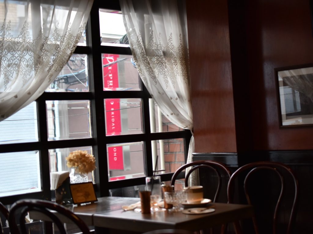 リロ珈琲喫茶の茶色のテーブル