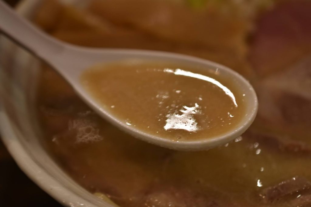 西中島 光龍益の鶏白湯ラーメンのスープ